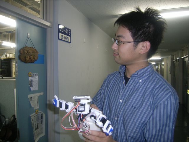 DiaBRo：表情表示用ディスプレイを搭載した携帯ロボット