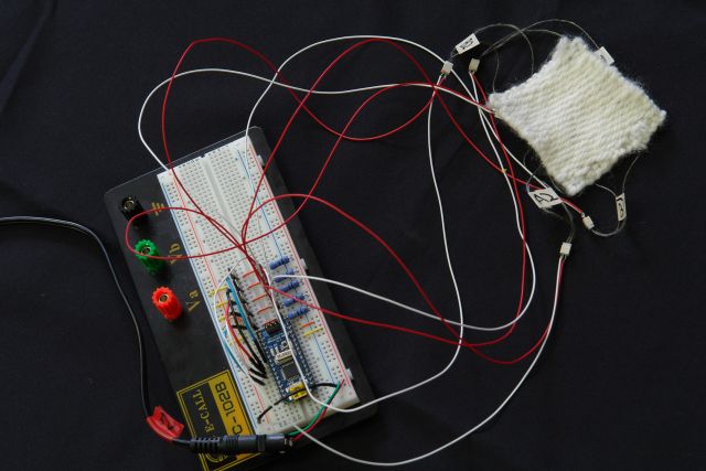 Living Textiles:アニマシーインタラクションのための動的変形機能を有するテキスタイル