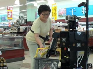 高齢者の買物支援を行うロボットにおける雑談と外観の効果