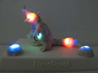 NeonDough: 光る粘土を用いた粘土細工の提案 (137)